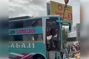 वडोदरा: सड़क किनारे खड़े ट्रक से टकराई बस , हादसे में छह लोगों की दर्दनाक मौत