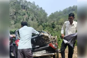 अल्मोड़ा: गहरी खाई में गिरी अनियंत्रित कार, कांग्रेस जिला सचिव समेत चार लोगों की मौत