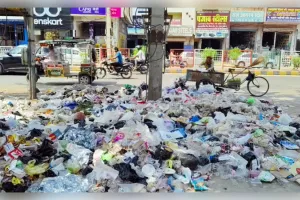 डोर-टू-डोर कचरा संग्रहण बंद,वेतन नहीं मिला तो कर्मचारी हड़ताल पर 