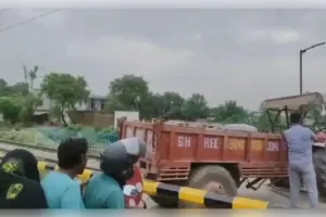 रेलवे ट्रैक पर फंसा ट्रैक्टर, नौचंडी एक्सप्रेस को इमरजेंसी ब्रेक लगाकर रोका गया
