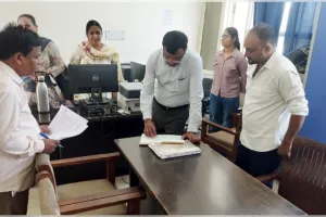 फतेहाबाद जिला पर एसडीएम के औचक निरीक्षण में गैर-हाजिर कर्मचारियों को नोटिस