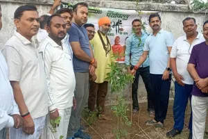 महोबा में ‘एक पेड़ मां के नाम’ अभियान के तहत हुआ वृक्षारोपण, एमएलसी जितेंद्र सिंह सेंगर ने किया शुभारंभ