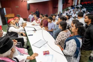 बीएससी नर्सिंग छात्रों ने पूर्व सीएम से की मुलाकात, परीक्षा से जुड़ी समस्याएं बताई