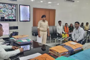 डीएम के जनता दरबार में मायूस दिखे फरियादी, भगवान भरोसे कार्रवाई की लगाई उम्मीद 