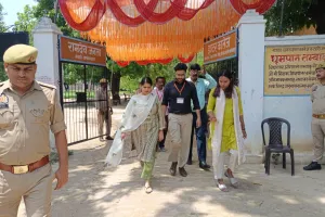 जिलाधिकारी ईशा प्रिया ने परीक्षा केंद्रों का किया औचक निरीक्षण 