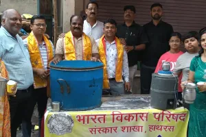 श्री पुरुषोत्तम मास के अंतिम दिवस के दिन ठंडाई प्रसादी का  वितरण समापन हुआ