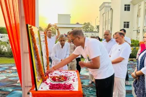 डीएम धर्मेन्द्र प्रताप सिंह ने किया योग सप्ताह का शुभारंभ: डीएम, सीडीओ व नगर आयुक्त ने माल्यार्पण कर पुष्प अर्पित किए 