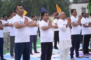 स्वस्थ, संतुलित एवं सकारात्मक जीवन जीने का साधन है योग: डीएम 