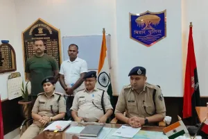 चकिया गैंगरेप मामले में हथियार के साथ दो अपराधी गिरफ्तार