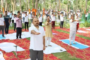स्वामी करपात्री जी महाराज जैव विविधता पार्क चिलबिला में अर्न्तराष्ट्रीय योग दिवस का किया गया भव्य आयोजन,