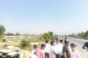 तेज रफ्तार ओवरलोड पिकअप की टक्कर से बाइक सवार पति व पत्नी की मौके पर मौत, पुत्र घायल