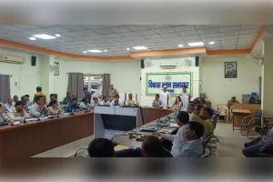 डीएम ने विकास कार्यों की समीक्षा में दिखाई सख्ती, खराब प्रगति वाले विभागों को लगाई फटकार