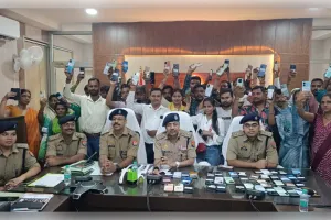 उन्नाव पुलिस की बड़ी सफलता, 78 गुमशुदा मोबाइल खोजकर लौटाए