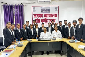 जिला जज द्वारा विधि छात्रों को दिया गया प्रमाण पत्र