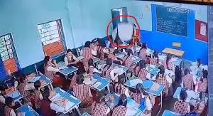 क्लास में पढ़ रही थीं छात्राएं तभी ऊपर से गिरा छत का प्लास्टर