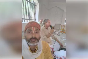 अग्निमंथन से निकली ज्वाला,हवन कुंड में 251 जड़ी बूटियों से निर्मित हवन सामग्री से दी गई आहुति