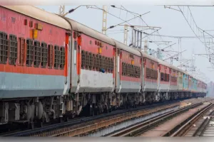 रात भर ट्रेन में तेज आवाज में रील देखती रही महिला