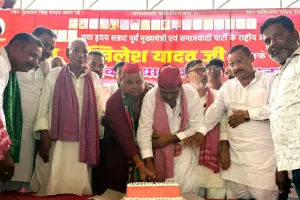 समाजवादियों ने सपा प्रमुख अखिलेश यादव के जन्म दिन पर केक काटकर साझा किया खुशियां