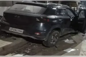 तेज रफ्तार अनियंत्रित कार ने सड़क किनारे सो रहे मजदूर परिवार को रौंदा