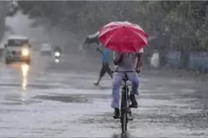 UP में भारी बारिश से बाढ़ जैसे हालात, नदियां खतरे के पार