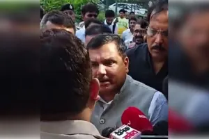 गुरुग्राम: मेदांता में वांगचुक से मिलने पहुंचे 15 सांसदों को पुलिस ने गेट पर ही रोका तो धरने पर बैठे