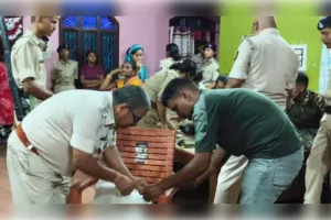 पुलिस-SSB की बड़ी कार्रवाई, घर से 2.42 किलो गांजा और 10.88 लाख रुपये बरामद