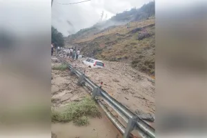 हिमाचल: मानसून का कहर, किन्नौर में बाढ़ से सड़कें बंद, प्रशासन ने जारी की यात्रा सलाह