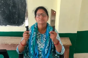 प्राथमिक विद्यालय में चाकू-चापड़ लेकर पहुंचीं शिक्षिका, वायरल वीडियो से मचा हड़कंप; जांच के आदेश
