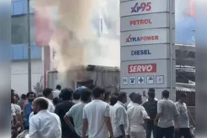 एसी का कम्प्रेशर फटने से रेस्टोरेंट में लगी आग,10 फीट ऊंची उठी लपटें