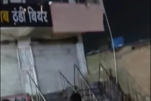 रात में एक बजे शराब बेंचने का वीडियो वायरल,आबकारी का चला हंटर 