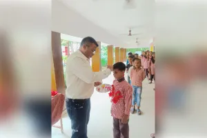 बीएसए ने स्वयं नामांकन कर नवप्रवेशी बच्चों का किया स्वागत