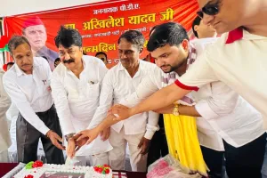 पूर्व मंत्री आबिद रजा ने सपा मुखिया अखिलेश यादव का जन्मदिन मनाया 