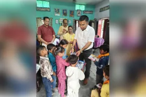 नवप्रवेशी बच्चों का बीएसए ने तिलक कर किया स्वागत