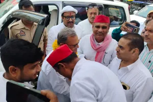 पूरे देश चार लोगो के बीच फंसा हुआ है।-सनातन पाण्डेय।