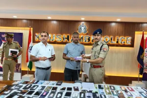 कौशाम्बी पुलिस ने लौटाई 25 लाख की मुस्कान, 121 खोए-चोरी हुए मोबाइल बरामद कर स्वामियों को सौंपा 