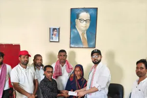 पिता को खो चुके दो मासूमों को पूर्व विधायक आर.एस. कुशवाहा,शिक्षा के लिए दी दस हजार की सहायता