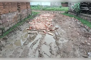 टेंडर के बाद भी नहीं बनी सड़क-नाली, ठेकेदार की लापरवाही से जुगपुरा के लोग परेशान