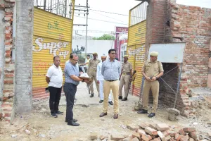 बड़े बैनामों पर डीएम की पैनी नजर, सिविल लाइंस पहुंचकर खुद की पड़ताल