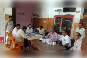 स्वास्थ्य शिविर में नपं कर्मियों का किया स्वास्थ्य परीक्षण