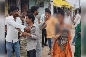 महिला को अर्धनग्न कर बाल काटे और जूतों की माला पहनाई