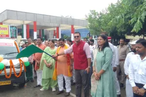 जनप्रतिनिधियों व डीएम ने रैली व जागरुकता वाहन को दिखाई हरी झण्डी 