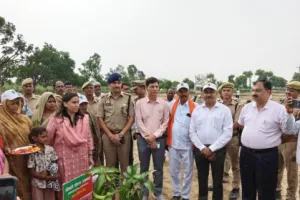 कपि वन में फलदार पौधा रोपकर मंडलायुक्त ने दिया हरित भविष्य का संदेश, स्वयं सहायता समूह की महिलाओं को वितरित किए पौधे