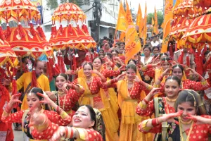 घुमड़ते बादलों और जयघोष के बीच नगर भ्रमण पर निकले जग के नाथ