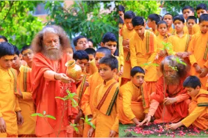 परमार्थ निकेतन में हरित संदेश, मानसून की पहली वर्षा पर स्वामी चिदानन्द ने किया पौधारोपण