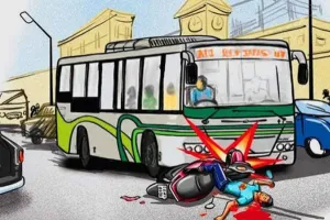कटरा घाट पुल पर रोडवेज बस-बाइक की भीषण टक्कर, 2 गंभीर; लखनऊ रेफर