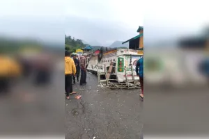हिमाचल प्रदेश में पलटी निजी बस, सात की मौत और 11 घायल