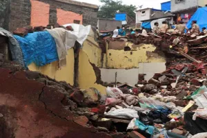 घाटकोपर में पहाड़ी धसी, मलबे में दबकर 6 लोगों की मौत