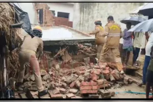 शाहजहांपुर में लिंटर गिरने से चाचा-भतीजे की मौत, महिला घायल