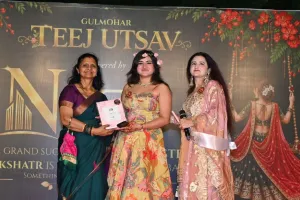 गुलमोहर एनक्लेव सोसायटी में धूमधाम से मना तीज उत्सव, वर्णिका जैन बनीं मिस तीज क्वीन