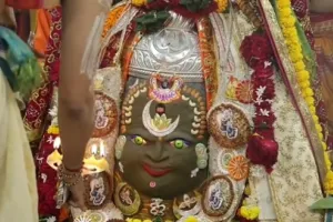 बाबा महाकाल का भव्य शृंगार, भस्म आरती में शामिल हुए बड़ी संख्या में श्रद्धालु 